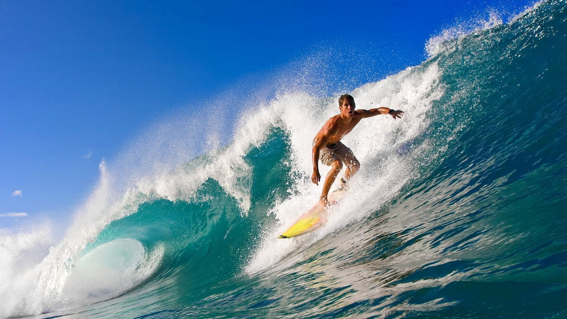 “泥泞火花：雨后赛道的疯狂对决”，雨后泥泞的路